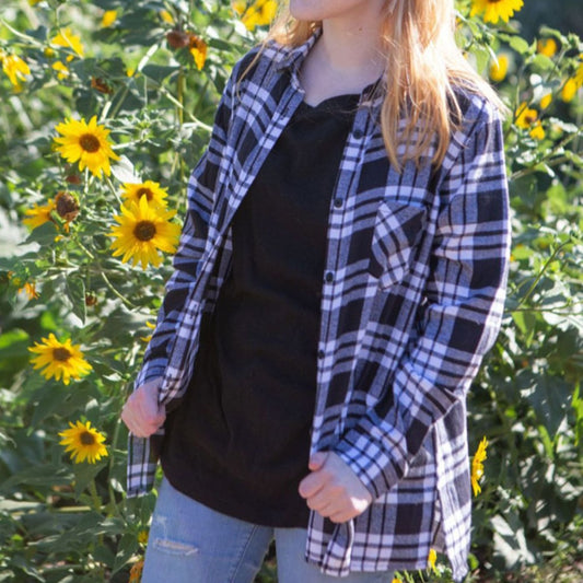 young women long sleeve white/black plaid flannel shirt model